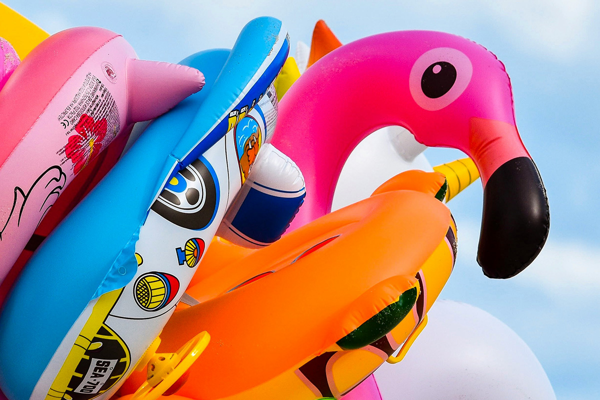 Aufblasbarer Flamingo mit Schlauchbooten