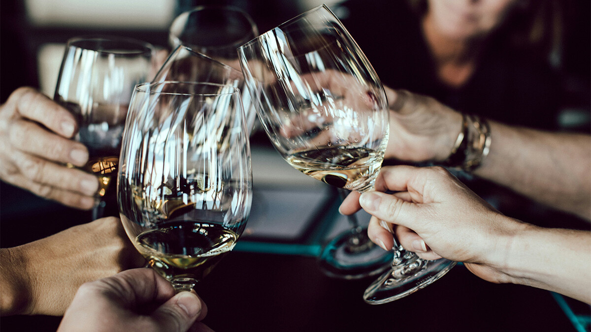 Gläser die mit Wein gefüllt sind werden angestoßen